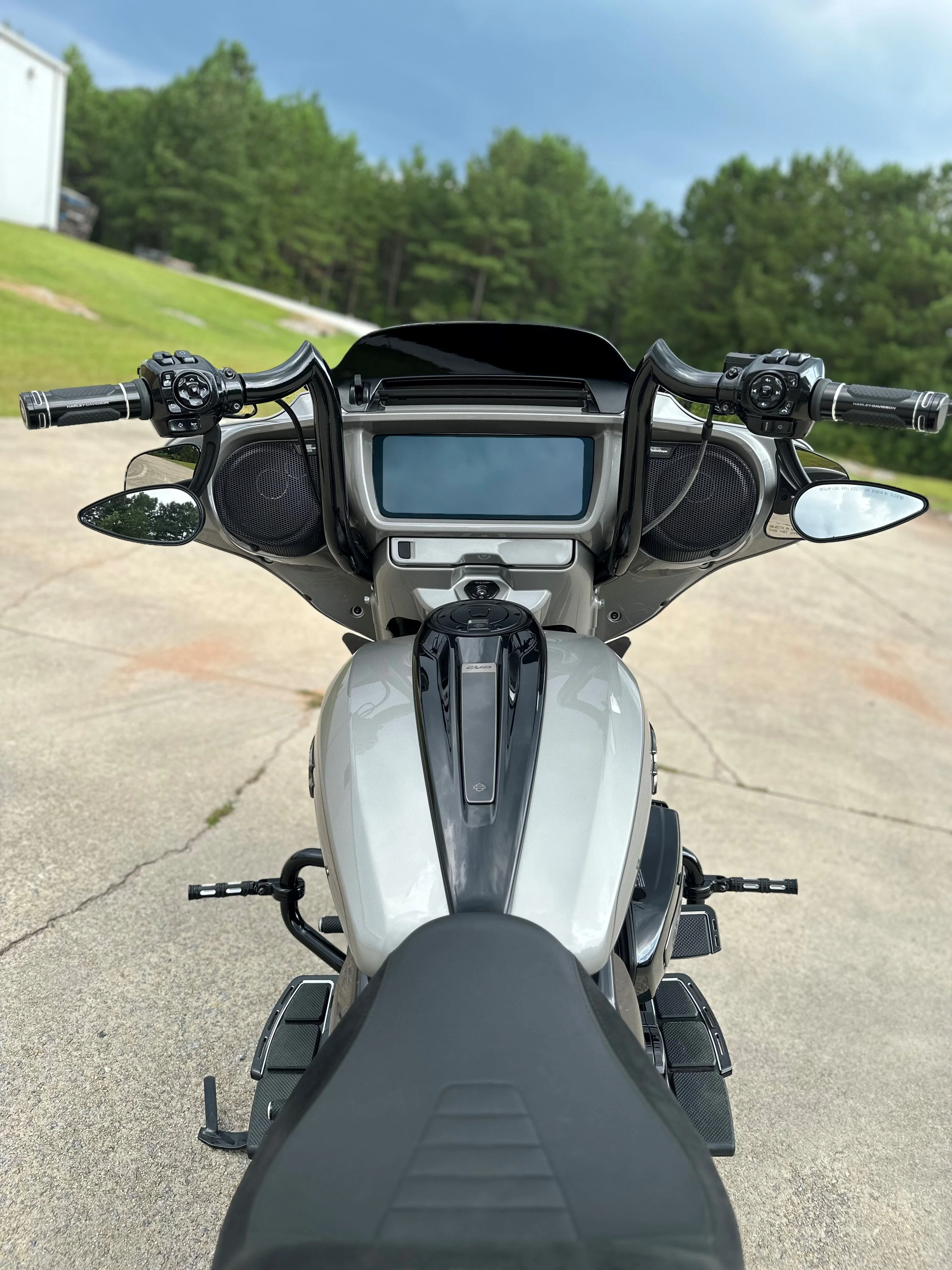 Bison Bagger for '23 CVO-'25 Street Glide-Silver - Image 2