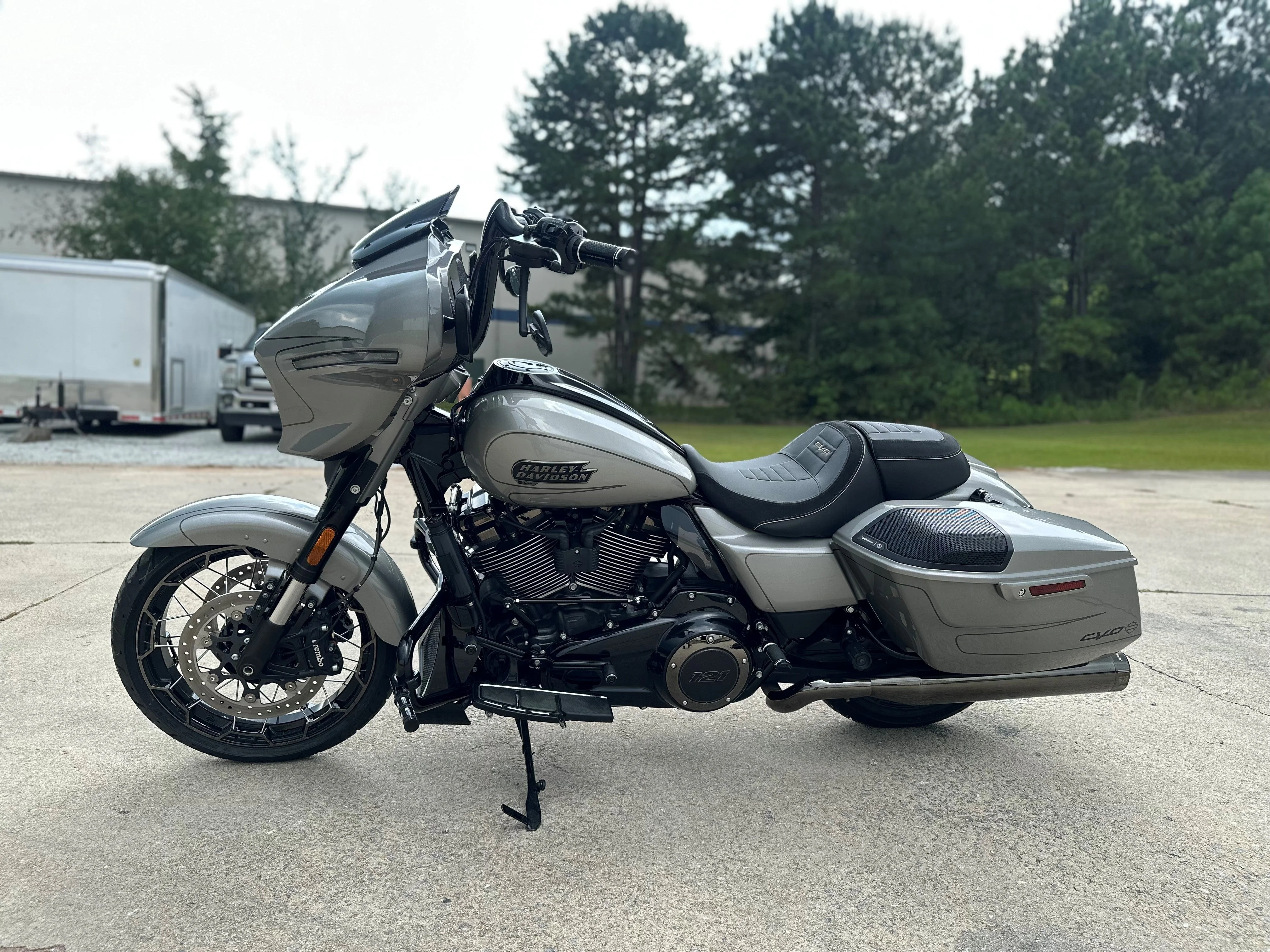 Bison Bagger for '23 CVO-'25 Street Glide-Silver - Image 4
